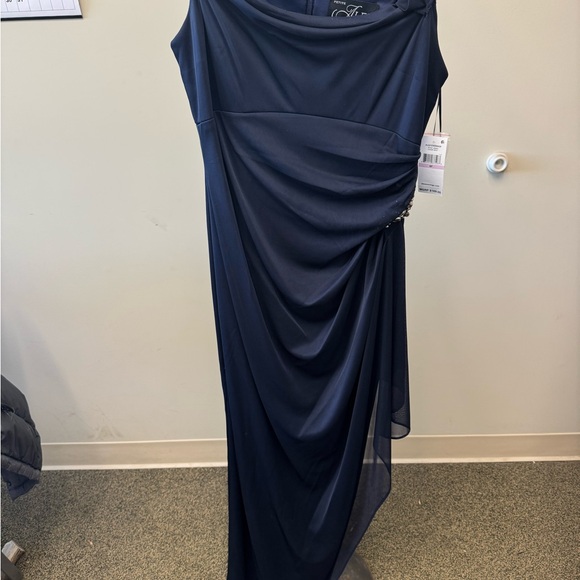 Alex Evenings New Never Worn 
Hidden back zip closure 
Scoop Neck - Picture 2 of 5